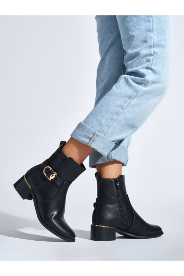 Černé dámské kotníkové boty s ozdobnou sponou 2
