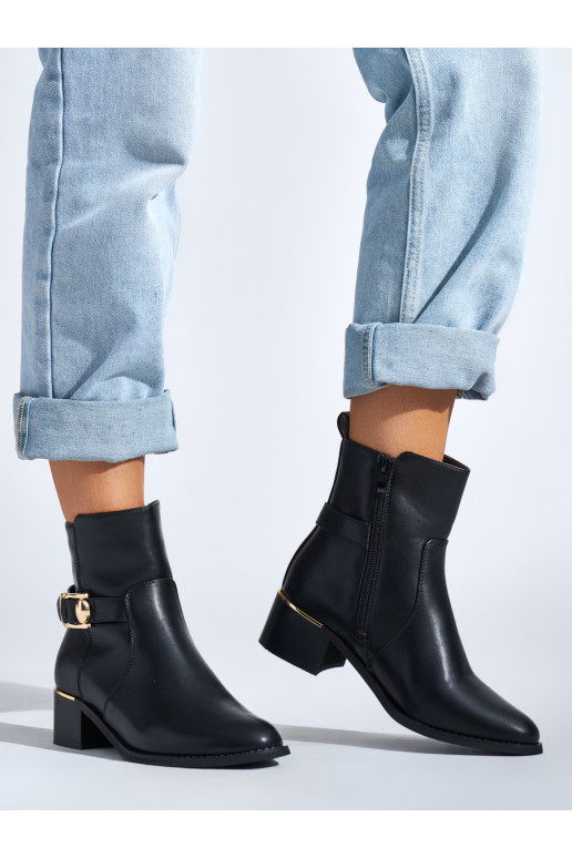 Černé dámské kotníkové boty s ozdobnou sponou