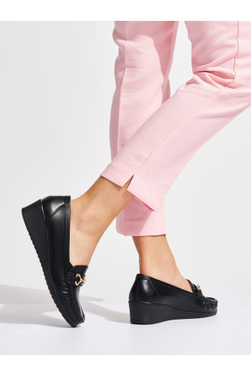 Černé dámské mokasíny na klínku se zlatou ozdobou