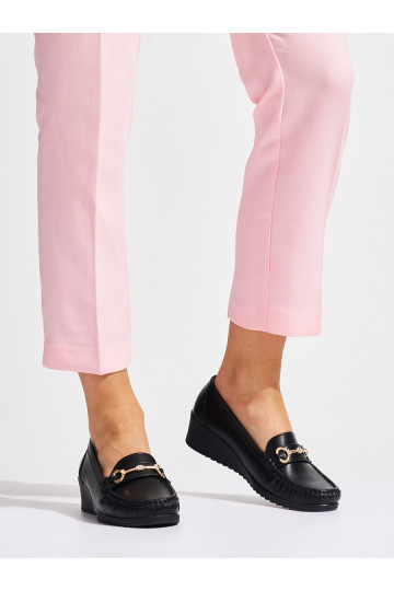 Černé dámské mokasíny na klínku se zlatou ozdobou 2