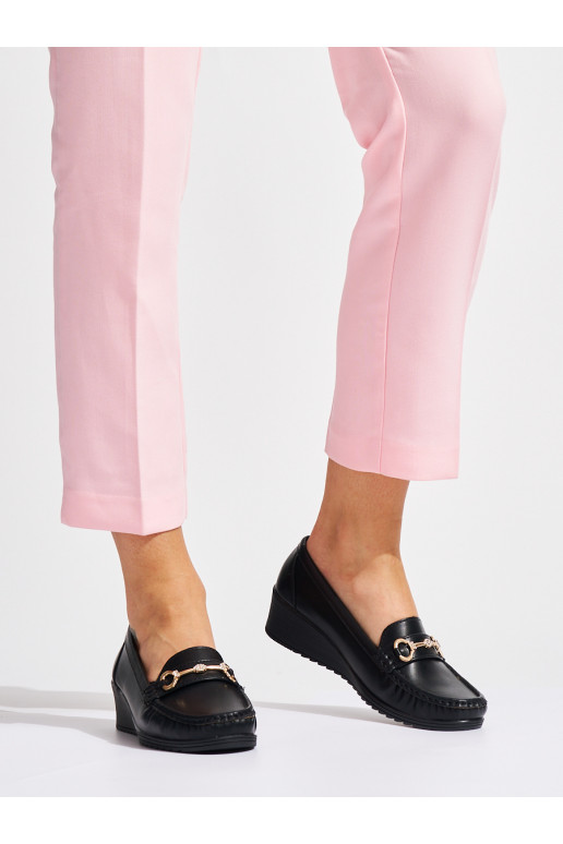 Černé dámské mokasíny na klínku se zlatou ozdobou