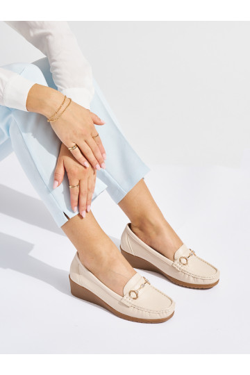 Béžové dámské mokasíny na klínku se zlatou ozdobou