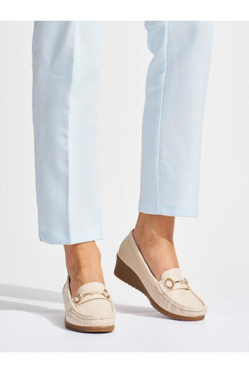 Béžové dámské mokasíny na klínku se zlatou ozdobou 2