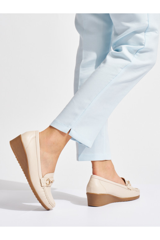 Béžové dámské mokasíny na klínku se zlatou ozdobou