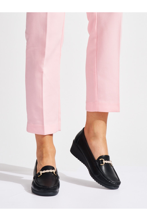 Černé dámské mokasíny na klínku se zlatou ozdobou