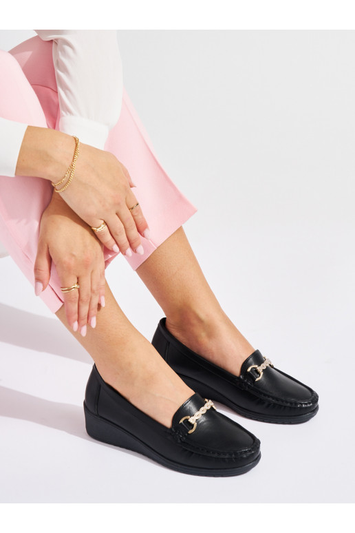 Černé dámské mokasíny na klínku se zlatou ozdobou