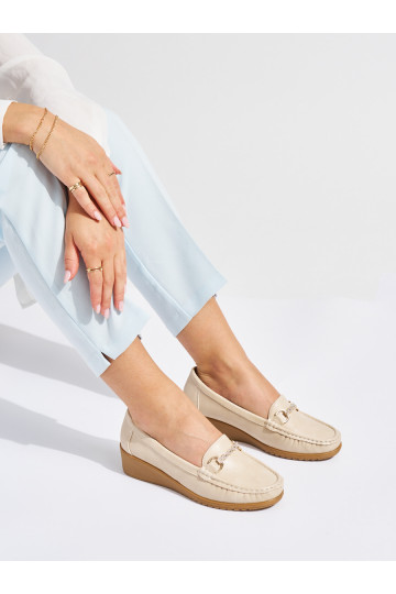 Béžové dámské mokasíny na klínku se zlatou ozdobou