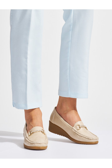 Béžové dámské mokasíny na klínku se zlatou ozdobou 2
