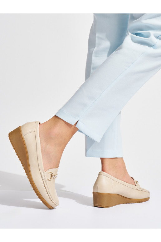 Béžové dámské mokasíny na klínku se zlatou ozdobou