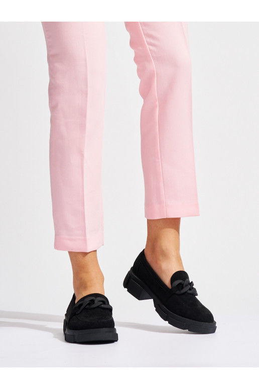 Černé dámské mokasíny s ozdobným řetízkem