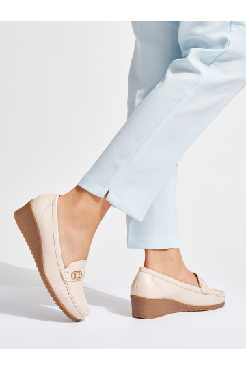 Béžové dámské mokasíny se sponou
