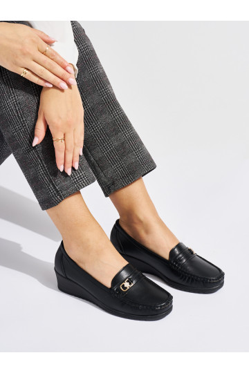 Černé dámské mokasíny se sponou