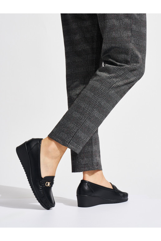 Černé dámské mokasíny se sponou