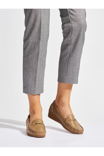 Béžové dírkované mokasíny na nízkém klínku