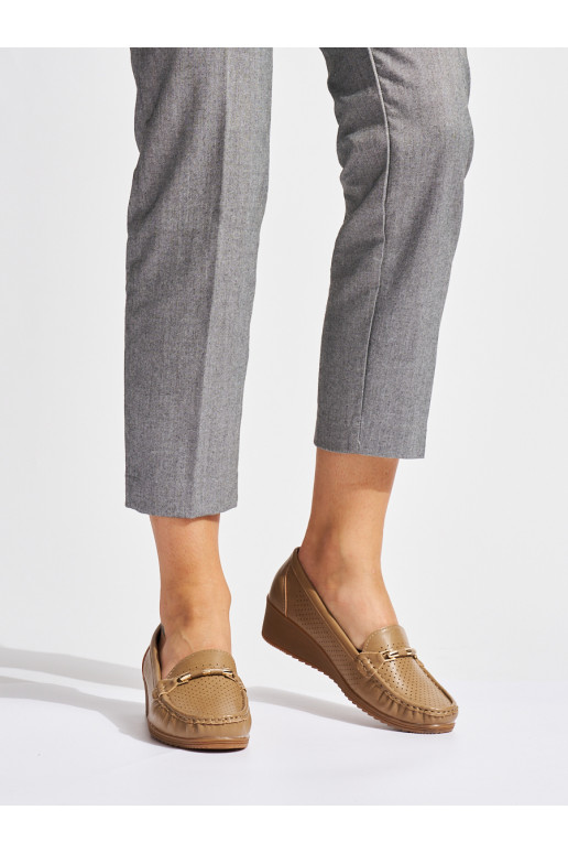 Béžové dírkované mokasíny na nízkém klínku