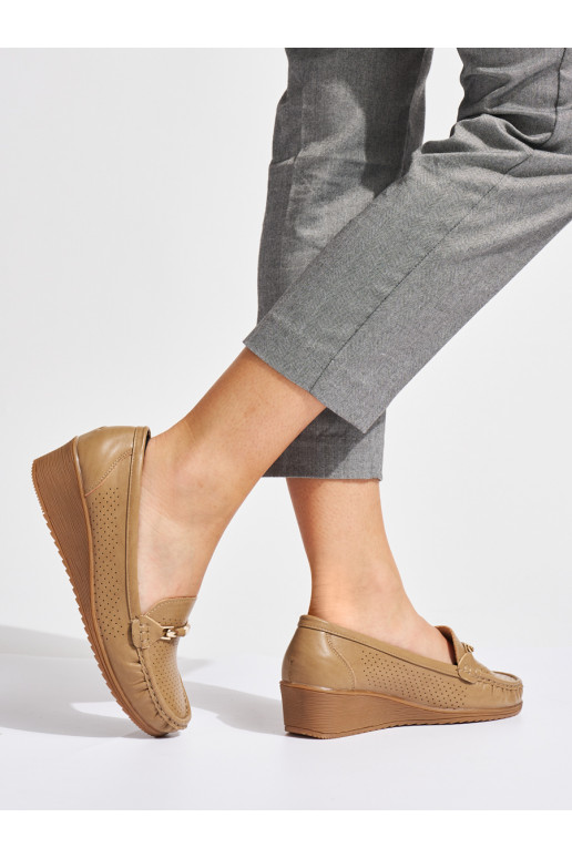 Béžové dírkované mokasíny na nízkém klínku