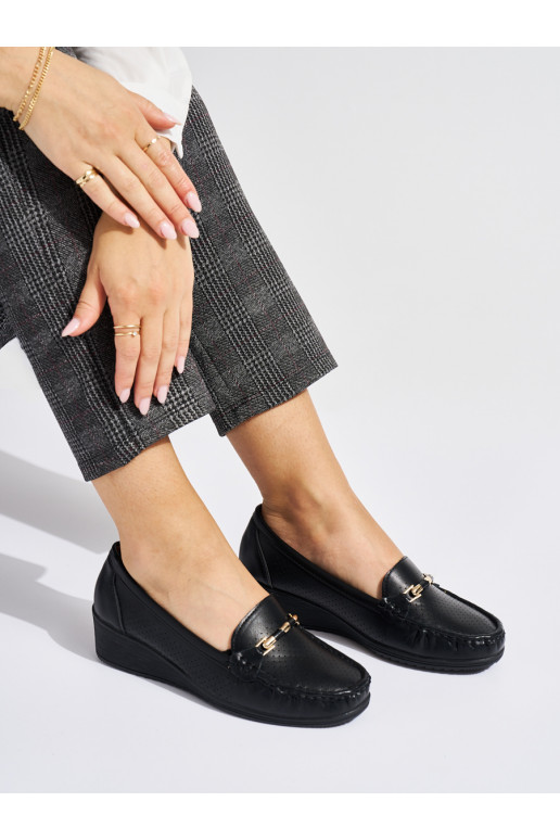Černé dírkované mokasíny na nízkém klínku