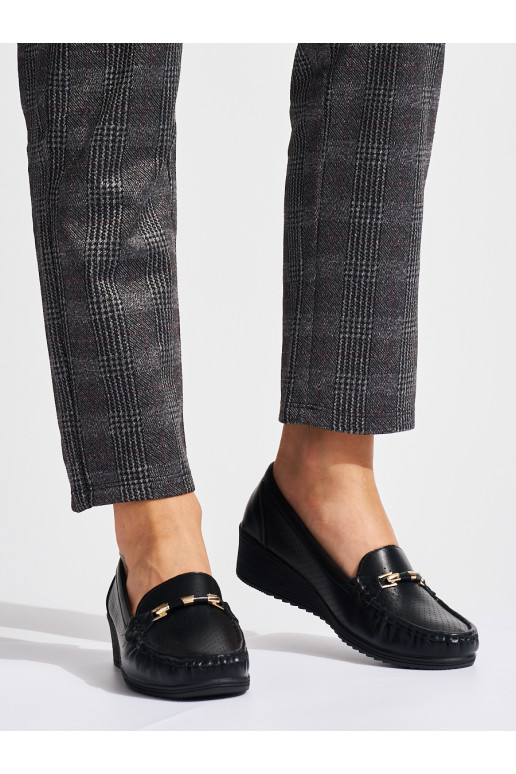 Černé dírkované mokasíny na nízkém klínku
