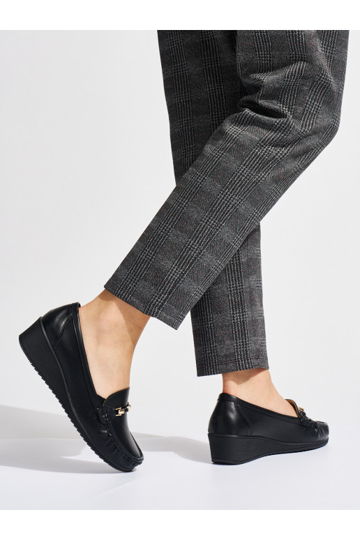 Černé dírkované mokasíny na nízkém klínku