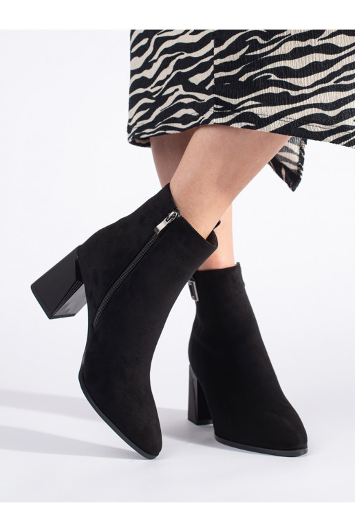 Černé semišové kotníkové boty na sloupku