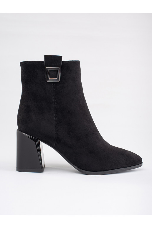 Černé semišové kotníkové boty na sloupku