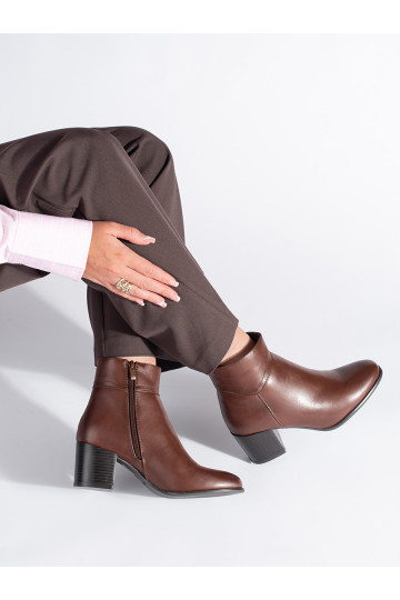 Hnědé kotníkové boty na sloupku Sergio Leone 2