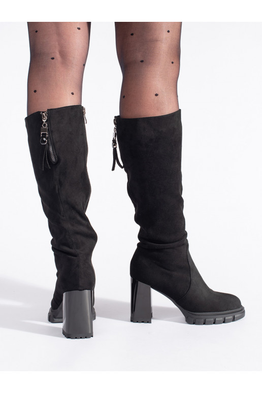 Černé semišové kozačky na sloupku