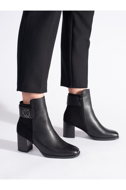 Černé kotníkové boty na sloupku s ozdobným páskem