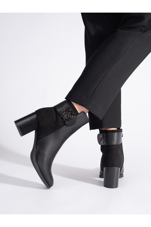 Černé kotníkové boty na sloupku s ozdobným páskem