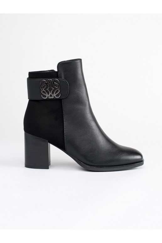 Černé kotníkové boty na sloupku s ozdobným páskem