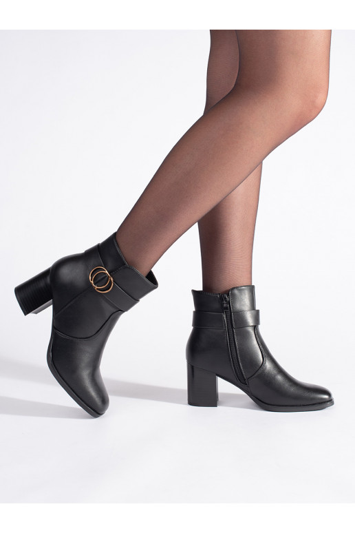 Černé kotníkové boty na sloupku s hranatou špičkou