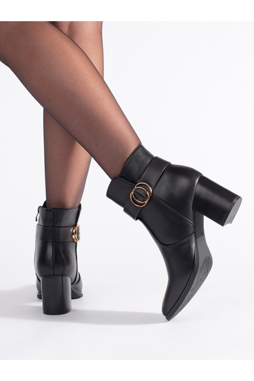 Černé kotníkové boty na sloupku s hranatou špičkou