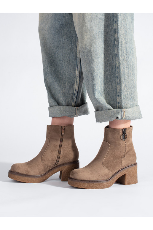 Béžové semišové kotníkové boty na sloupku Sergio Leone