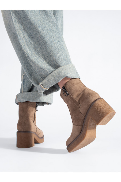 Béžové semišové kotníkové boty na sloupku Sergio Leone