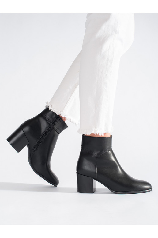 Černé kotníkové boty na sloupku Sergio Leone