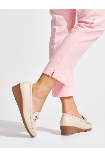 Béžové dámské mokasíny s přezkou 2