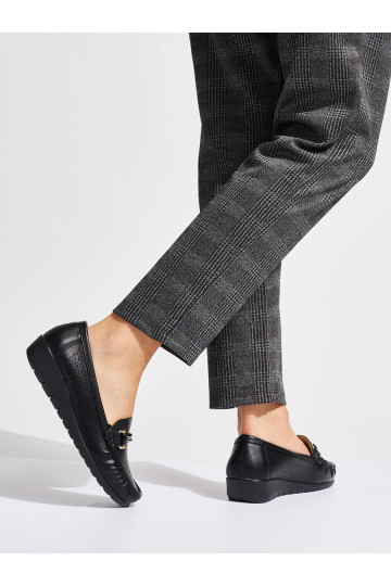 Černé dírkované mokasíny na nízkém klínku 2