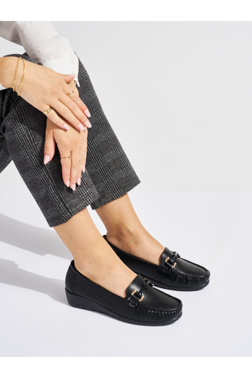 Černé dírkované mokasíny na nízkém klínku