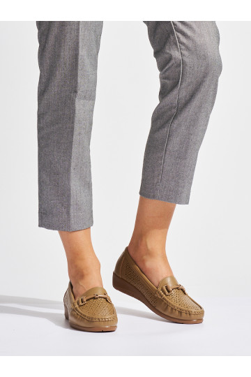 Béžové dírkované mokasíny na nízkém klínku 2