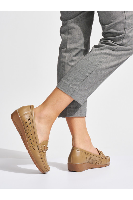 Béžové dírkované mokasíny na nízkém klínku