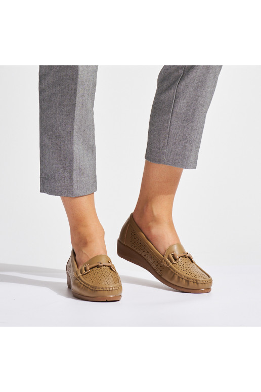 Béžové dírkované mokasíny na nízkém klínku