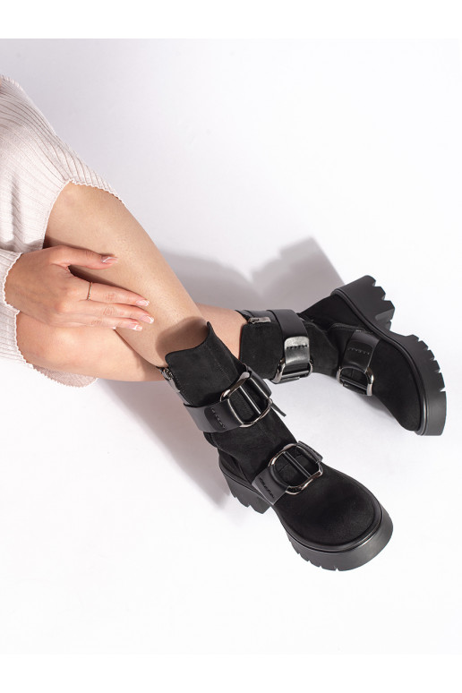 Černé semišové dámské kotníkové boty s přezkou