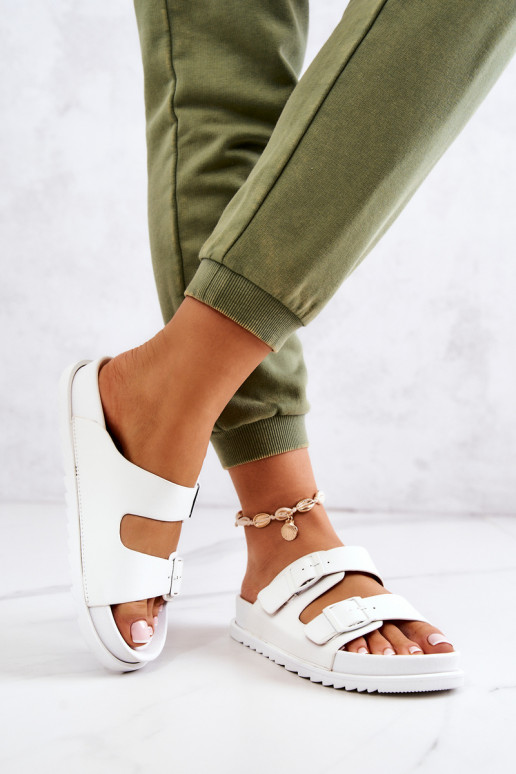 Guminės Šlepetės su sagtimis baltos spalvos Corina