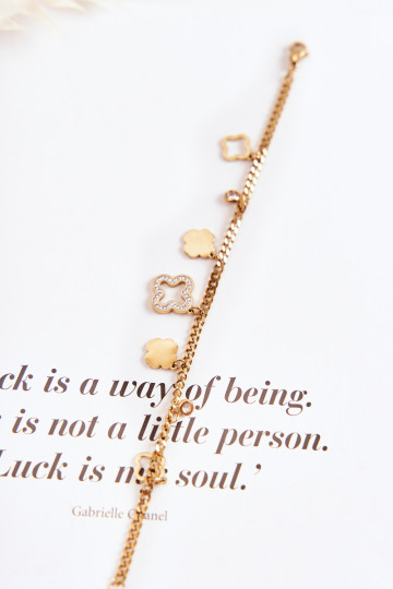 Módní náramek se ozdobami zlata