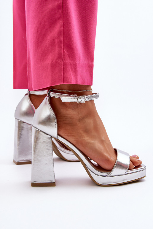 Moderní zamszové sandálky na čtvercovém podpatku stříbrné Merila