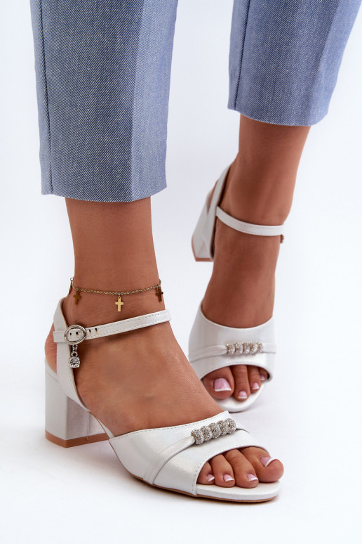 Dámské sandály z eko kůže na podpatku s ozdobami stříbrné Narhi