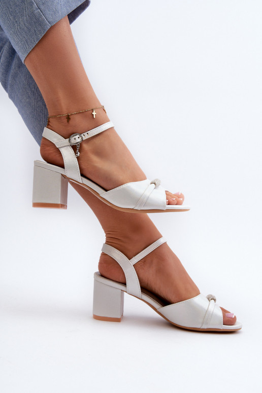 Dámské sandály z eko kůže na podpatku s ozdobami stříbrné Narhi