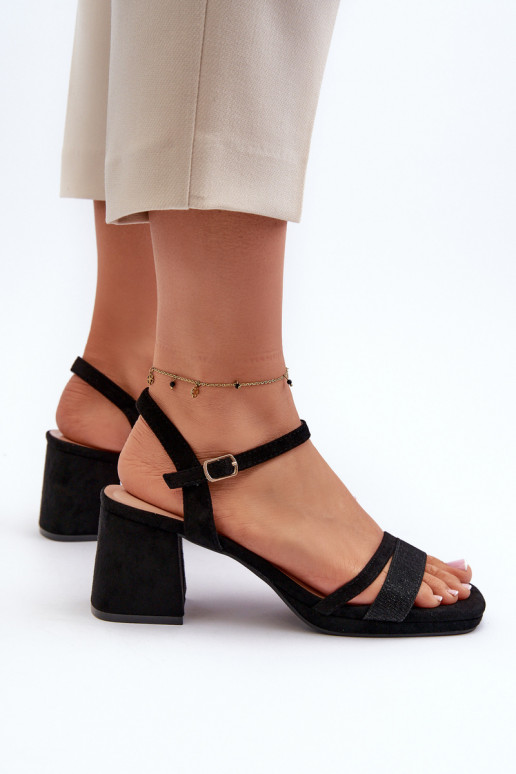 Dámské sandály na podpatku s lesklým páskem černé Tessata