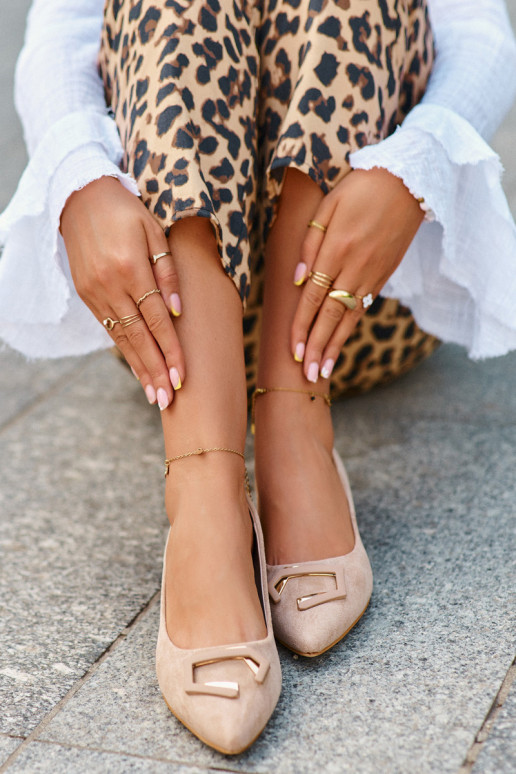 Lodičky S Nízkým Podpatkem S Ozdobou Z Eko Semiš S.Barski KV27-034 Bežové Lodičky S Nízkým Podpatkem S Ozdobou Z Eko Semiš S.Barski KV27-034 Bežové