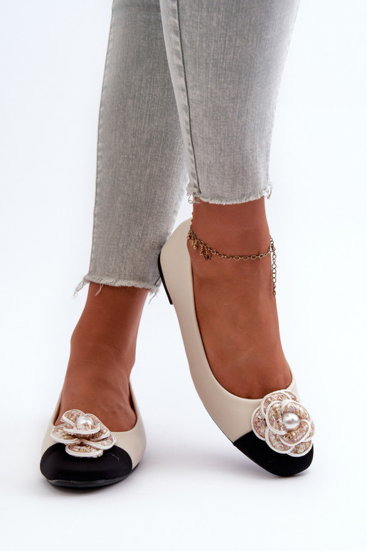 Dámské baleríny z ekologické kůže s ozdobným detailem béžové Divinella Dámské baleríny z ekologické kůže s ozdobným detailem béžové Divinella